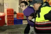 影/趙少康掃街遇襲！主張「火鍋不可加芋頭」立委候選人鬧場　遭壓制上銬逮捕