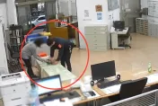 影/救命瞬間！男嬰休克母衝派出所求救　警員10秒CPR救回一命