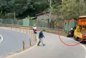 影/撞擊瞬間曝！山道猴北宜公路彎道失控　賓士休旅車無辜遭撞斷耳
