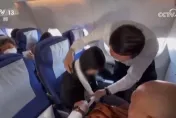 影/這麼剛好！正妹滑雪骨折忍痛趕飛機　鄰座竟是「骨科醫生」幫包紮送醫