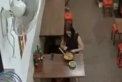 影/高雄驚見「髮菜姊」！拔頭髮加青菜嗆小吃店家　老闆當場打臉「有拍到喔」
