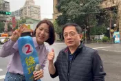 徐巧芯路口拜票遇神秘嘉賓　管中閔送琥珀酥幫拉票「超暖芯」