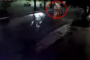 影/驚悚直擊！男遭雷擊冒火花「僵直倒地」險死　竟是脖子「金項鍊」惹禍