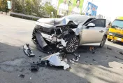 影/苗栗休旅車右轉撞小貨車！重心不穩傾斜、差點翻覆