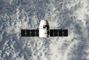 影/6秒驚人影片曝！高雄民眾捕捉疑大陸發射衛星　高速劃破南部天空