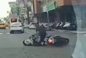 影/這麼急？他停車驚見「身邊一道光」掠過　竟是莽男騎士闖紅燈撞倒阿公