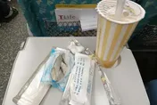 高鐵打翻飲料！她巧逢人生低潮邊哭邊擦...乘客伸援手讓她感動