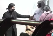 大男人舉動不貼心？麋先生聖皓爆衝突後現身診所…女伴陪同看診卻被「粗魯動手」