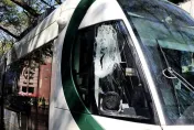 快訊/高雄輕軌被大卡車撞！車窗破碎、列車無法動　高捷公司回應了