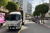 影/永和驚悚爆頭車禍！撿回收物阿伯突暈眩仰倒路中　小貨車來不及閃當場輾過