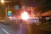 快訊/國道2號路肩驚傳火燒車！遊覽車「燃成一團火球」　無傷亡車慘剩骨架