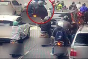 影/等紅燈10幾台機車偏偏被選中　通緝男裝傻被識破搜出吸食器