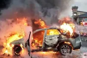 淡水漁人碼頭「火燒車爆炸」！41歲女駕駛疑酒後想不開釀禍　轎車燒到剩骨架