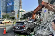 快訊/三重休旅車衝入路邊工地圍籬　自撞路邊挖土機車頭全毀