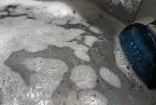 清洗衣機「洗出一堆黑色髒屑」！內行人曝：這1物最有效