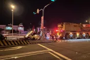 影/死亡車禍！台61線西濱拖板車撞砂石車　「車頭秒變廢鐵」駕駛搶救不治
