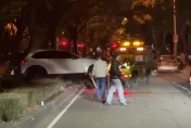影/翻滾吧馬自達！台中女酒駕自撞特斯拉翻車影像曝　門牙斷裂滿口血送醫