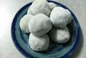 弟在路邊攤買日式紅豆餡麻糬「4顆200元」　她無法理解直喊：真的是盤子