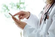 大老闆偷吃孩子同學媽！美女醫傳裸照嗨喊「願做情婦」