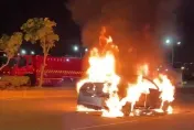 影/台中港火燒車！轎車遭追撞後起火　男駕駛逃出「頭髮燒焦坐在人行道」