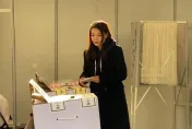 影/高虹安現身投票！身穿黑色大衣從容出入　貼心提醒：小心口罩踩雷