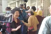 影/陳菊投票遭男子飆罵「死一死啦」！她笑臉迎人說「謝謝」