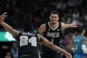 影/這效率太怪物！文班亞馬不到20分鐘速攻「26分11籃板2阻攻」