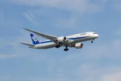 影/太平洋上空突大鬧！美籍男抓狂咬空姐　全日空機折返羽田機場急逮