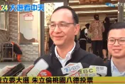 影/朱立倫偕妻子高婉倩投票　桃園市八德區民眾搶合影
