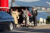 影/圓山大飯店門口大白天驚見肢體衝突！疑餐畢酒客互毆倒地　輸方遭狠踹