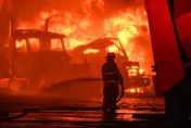 影/3油罐車起火烈焰沖天　消防員：強風助長火勢現場高溫難耐