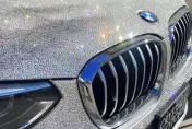 影/耗時3週！她將千顆水晶「手工貼滿」整台BMW　網質疑：上路太危險