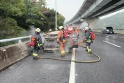 快訊/國1五楊高架火燒車！　駕駛：爬坡爬到冒煙…緊急停車逃命
