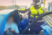 影/你累了嗎？新北男駕車等紅燈睡著擋路　警一查竟是無照駕駛