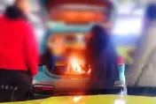 影/ 超狂女駕駛「後車廂大火炒菜」　網友驚：閻羅王頭上蹦迪？
