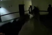 影/宜蘭擄人駁火畫面曝光！嫌犯為30萬與警走廊對轟10槍　卡彈中槍送醫