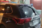 影/花蓮驚傳酒空徒手毀警車！喝茫路過看不爽捶爆玻璃　還大聲咆哮當場被逮