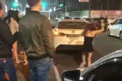 超派「細肩帶妹」街頭砸車！球棒狂K怒嗆：「被恁北抓到了」