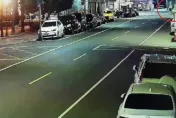 影/開到睡著？高雄女開租賃車出事故　連撞3車「翻覆」民眾急救援