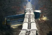 電力不足上坡倒退！北韓火車脫軌「7車廂急甩墜山谷」逾400平民喪命