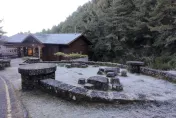 影/宛如仙境！玉山塔塔加園區路面結冰「猶撒銀白糖霜」　絕美景象曝