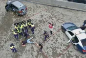 影/中和警防搶演練超逼真　出動空拍機、扮家屬親情喊話圍捕搶匪