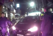 影/太離譜了！新北情侶深夜鬧街遭15警包圍　女友崩潰理由竟然是…他幫別的女生夾菜