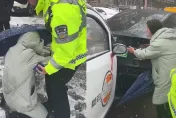 影/大媽開電動代步車碰瓷特斯拉　看完行車紀錄器「反轉」抱警大腿哭求饒