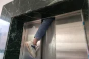 影/驚險！男子前腳剛走進...下一秒電梯故障下墜　半隻腿「卡在空中」動彈不得