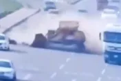影/死劫難逃！婦人硬闖車道拖板車「急閃」以為命大　下秒遭掉落推土機活活鏟死