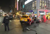 影/驚險瞬間！高雄六合夜市2車搶道　「閃紅燈未停讓」險衝民宅1女送醫