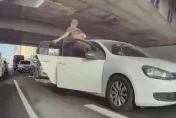 影/很囂張！疑不滿被超突停車挑釁　高雄「四輪猴子」站車門狠嗆