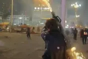 DIY火箭筒射煙火意外「炸殘自己」！多名路人慘遭波及　肚子莫名被炸掉一塊肉