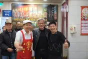 影/黃仁勳再度現身寧夏夜市！天冷穿回黑皮衣　連2天大嗑蚵仔煎